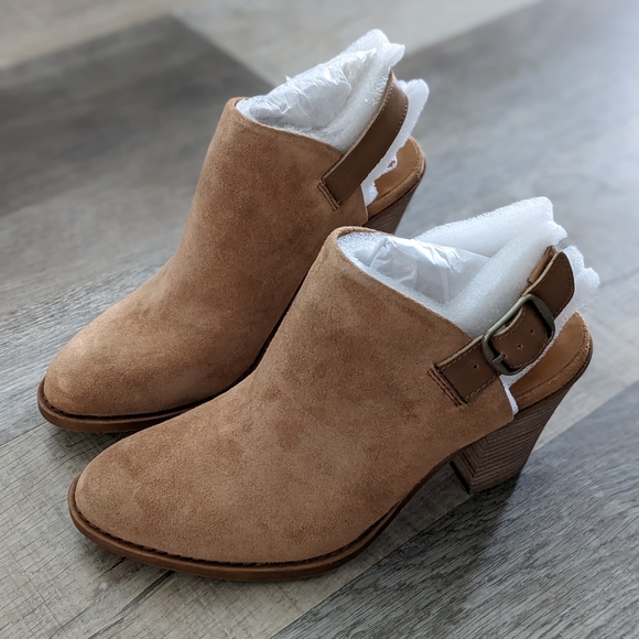 Brand NEW in box Lucky Brand Tan Oiled Suede Mules Size 8.5 NIB - Picture 1 of 6